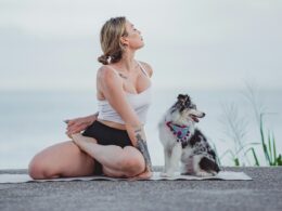 Jak rozpocząć praktykowanie dog yoga czyli jogi z psem: Poradnik dla początkujących