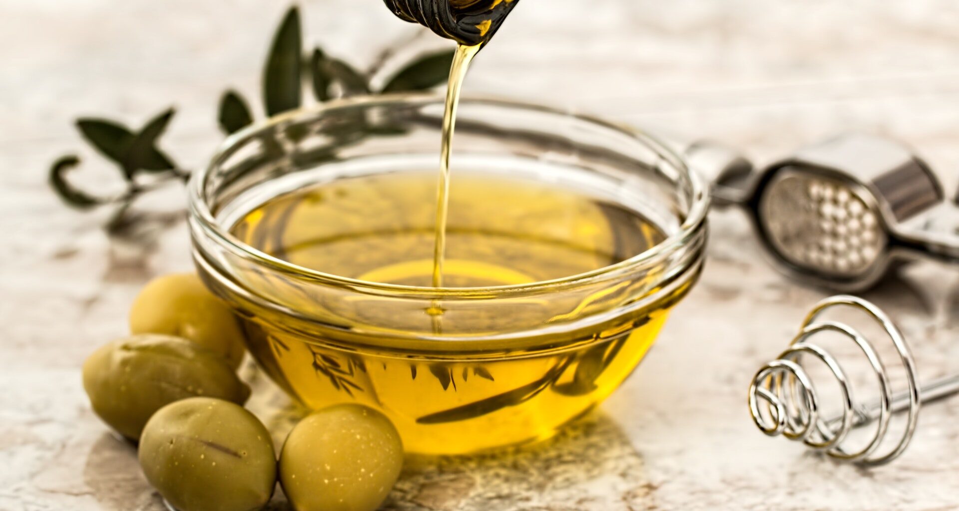 oliwa z oliwek nalewana do miseczki