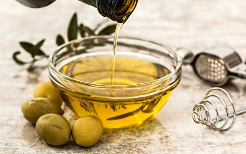 Oliwa z oliwek w diecie psa: Zdrowotne korzyści i dawkowanie